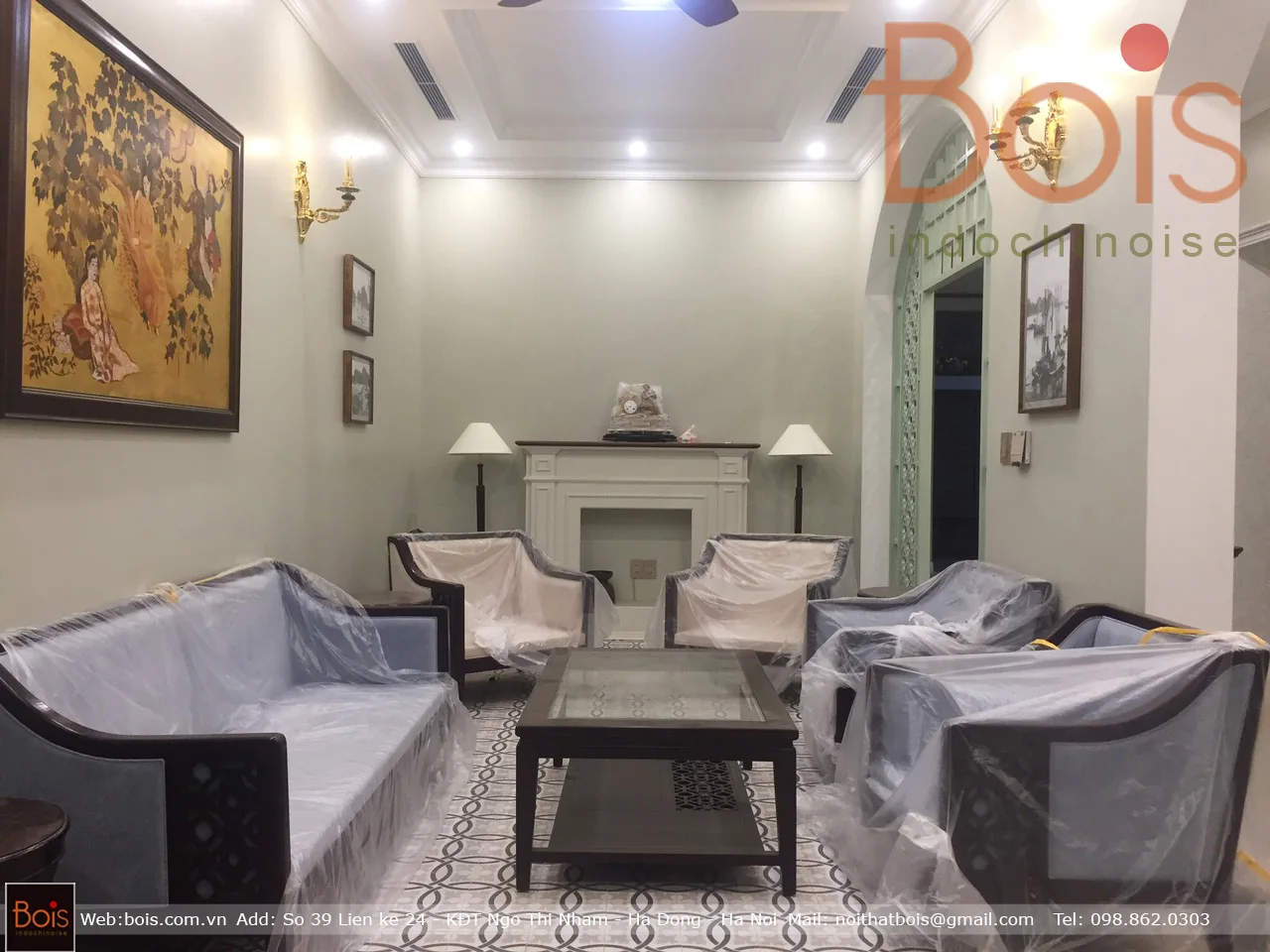 Ảnh tại bàn giao — Đồ gỗ, đệm ngồi và các mảng tường trong khu sinh hoạt chung; một số đồ còn lớp bảo vệ.