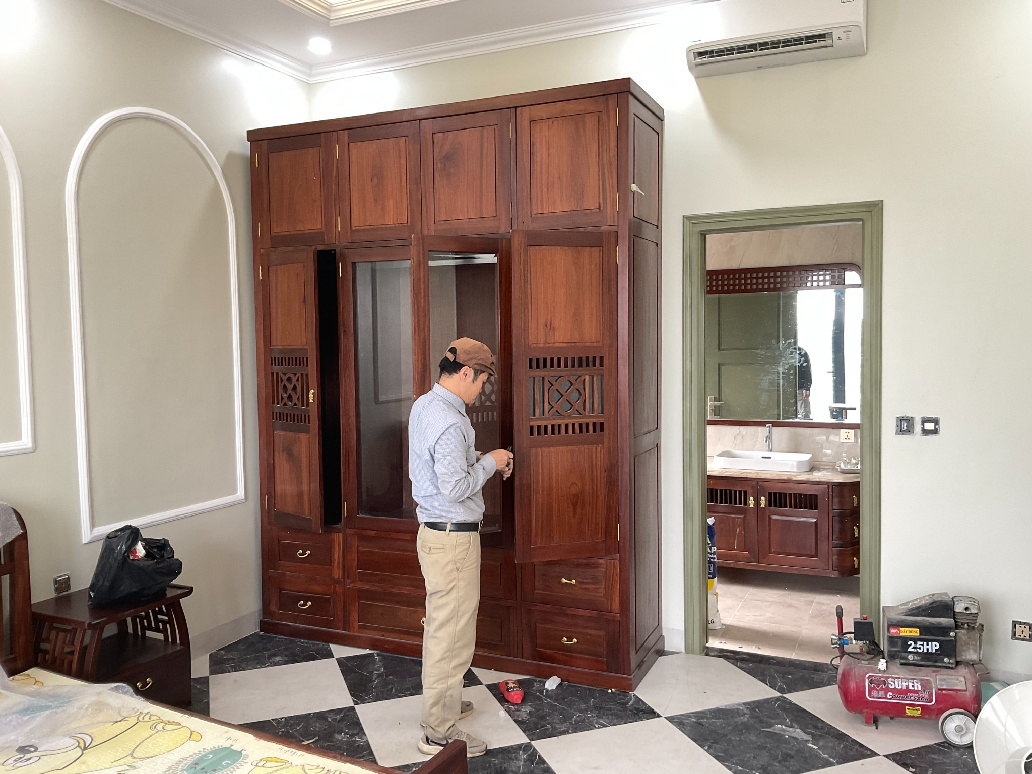 Kiểm tra hạng mục tủ gỗ tại công trình