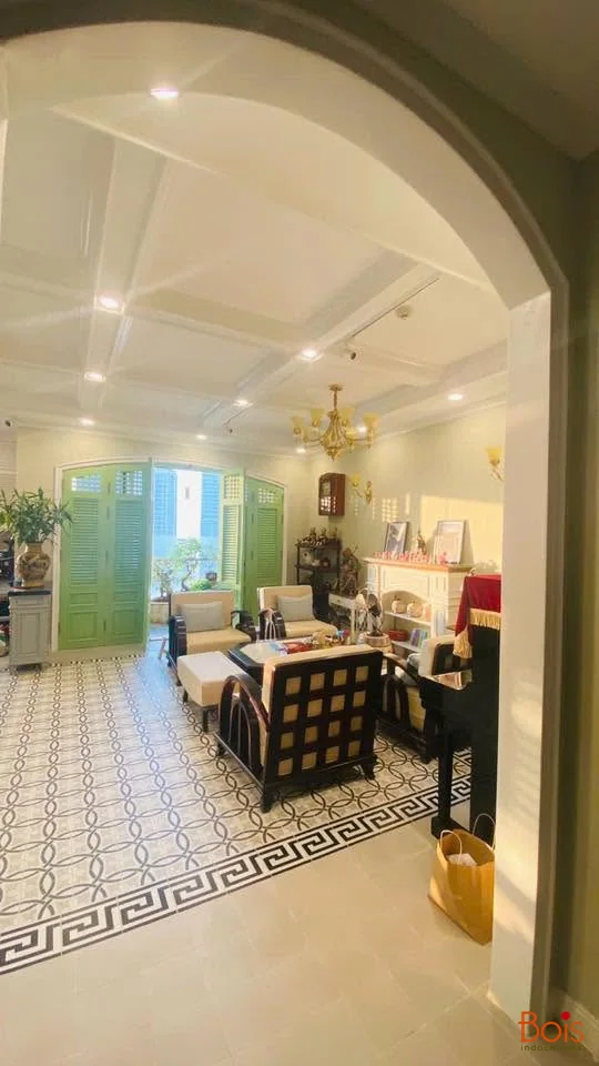 Khung vòm trong ảnh thực tế mở ra góc nhìn về phòng khách và khu ăn.